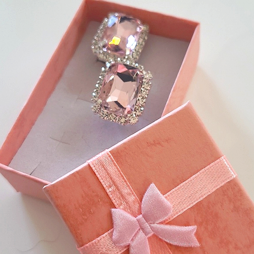 New clip earing baby pink